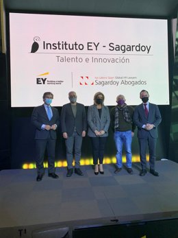 Foto de familia del Instituto EY-Sagardoy, este viernes, 26 de noviembre de 2021, en Madrid.