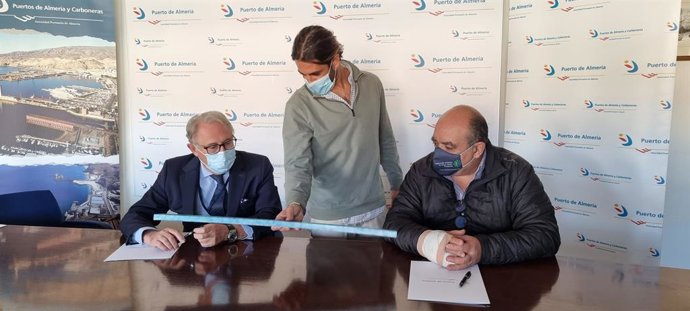 El representante de Gravity Wave muestra una pieza elaborada con residuos plásticos recuperados del mar.