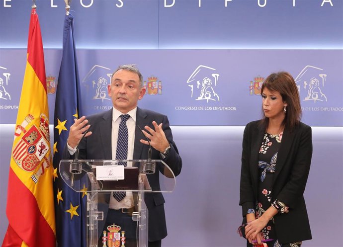 El secretario de Estado para la Agenda 2030 y secretario general del Partido Comunista, Enrique Santiago, ofrece una rueda de prensa en el Congreso de los Diputados, a 17 de noviembre de 2021, en Madrid (España).