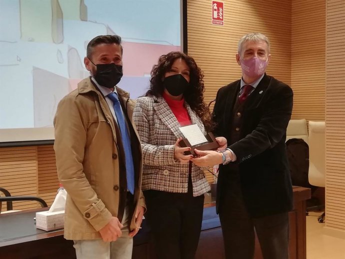 Rocío Ruiz con el premio a la Consejería por los avances en políticas LGTBI