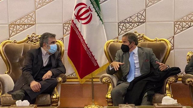 El portavoz de la Organización para la Energía Atómica de Irán (OEAI), Behruz Kamalvandi, y el director general de la Agencia Internacional para la Energía Atómica, Rafael Grossi.