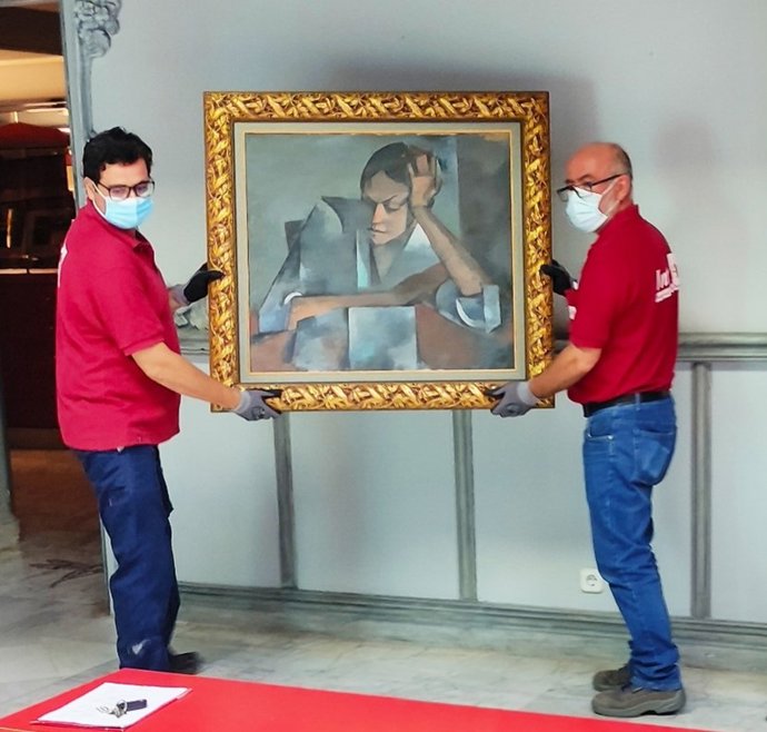 Instante Del Traslado De La Obra 'Mujer Acodada En Mesa' Desde El Museo Casa Lis De Salamanca.
