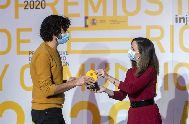 La ministra de Derechos Sociales y Agenda 2030, Ione Belarra, entrega el premio de fotoperiodismo 2020 a César Dezfuli Rello.