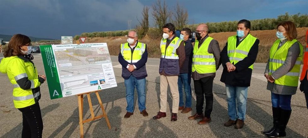 Visita a las obras de la pasarela en Torredonjimeno
