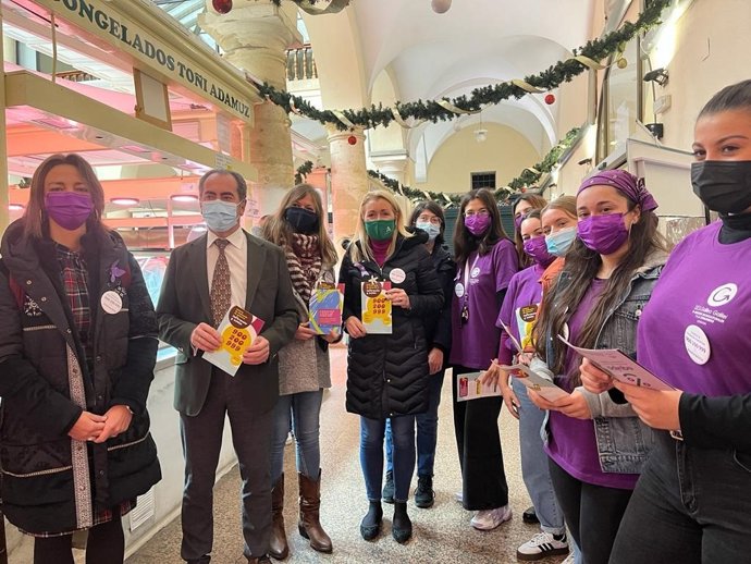 La directora del IAM, Laura Fernández; la asesora de programa del IAM en Córdoba, Lourdes Arroyo, y el presidente de Mercacórdoba, Antonio Álvarez, en la acción de información y sensibilización.