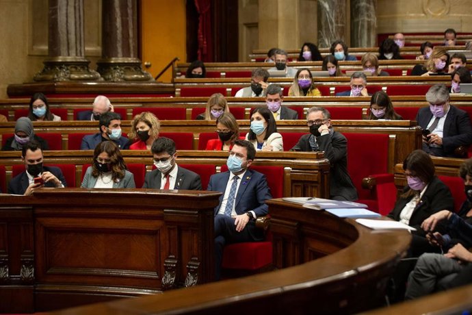 (Fila abajo) La consejera de Presidencia, Laura Vilagr (2i); el vicepresidente, Jordi Puigneró (3i) y el presidente de la Generalitat de Catalunya, Pere Aragons (4i), en un pleno sobre la totalidad de los Presupuestos, en el Parlament, a 22 de noviemb