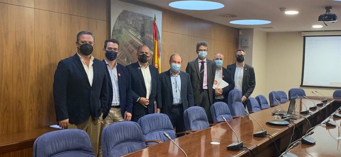 Reunión del diputado de Innovación de la Diputación de Cáceres y directivos de TV en Extremadura con el Ministerio de Asuntos Económicos