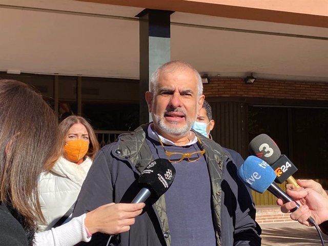 El líder de Cs en Catalunya, Carlos Carrizosa, en declaraciones a periodistas ante la conselleria de Educación el viernes 26 de noviembre de 2021, en Barcelona.