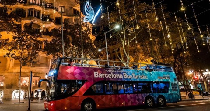 El Barcelona Christmas Tour vuelve a circular desde este viernes y hasta el 2 de enero por las calles de Barcelona con iluminación navideña.