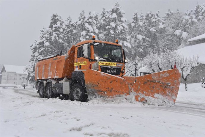 Archivo - Un camión quitanieves despeja una carretera en el Pirineo aragonés, en Huesca, Aragón (España), a 29 de diciembre de 2020. La alerta roja por nieve tras la borrasca Bella se mantiene este martes en 14 carreteras del Pirineo aragonés, donde es 