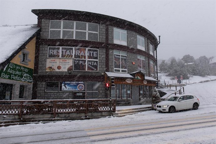 Un bar-restaurante afectado por el temporal de nieve en el Puerto de Navacerrada, a 22 de noviembre de 2021, en Madrid, (España).