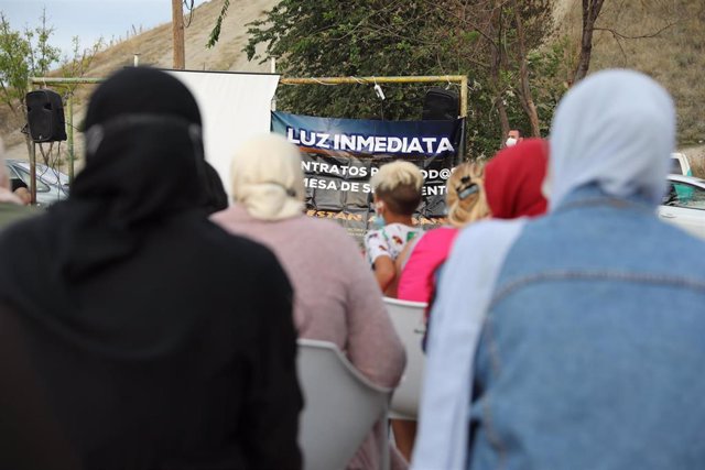 Archivo - Varias personas participan en una concentración con motivo del aniversario del corte de electricidad en la Cañada Real, en el campo de fútbol del sector 6.