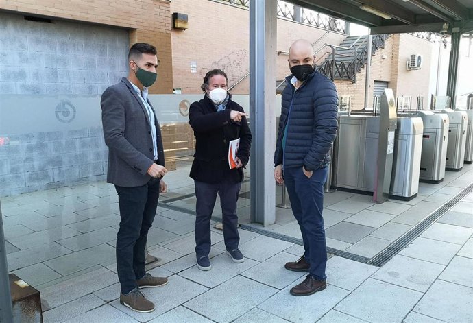El concejal de CS en el Ayuntamiento de Sevilla Lorenzo López, en su visita a la estación de cercanías de Renfe en Sevilla Este.