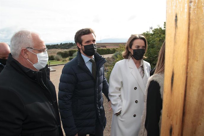 El presidente del PP, Pablo Casado, junto a la portavoz del Congreso, Cuca Gamarra, y el presidente del PP riojano, Jose Ignacio Ceniceros
