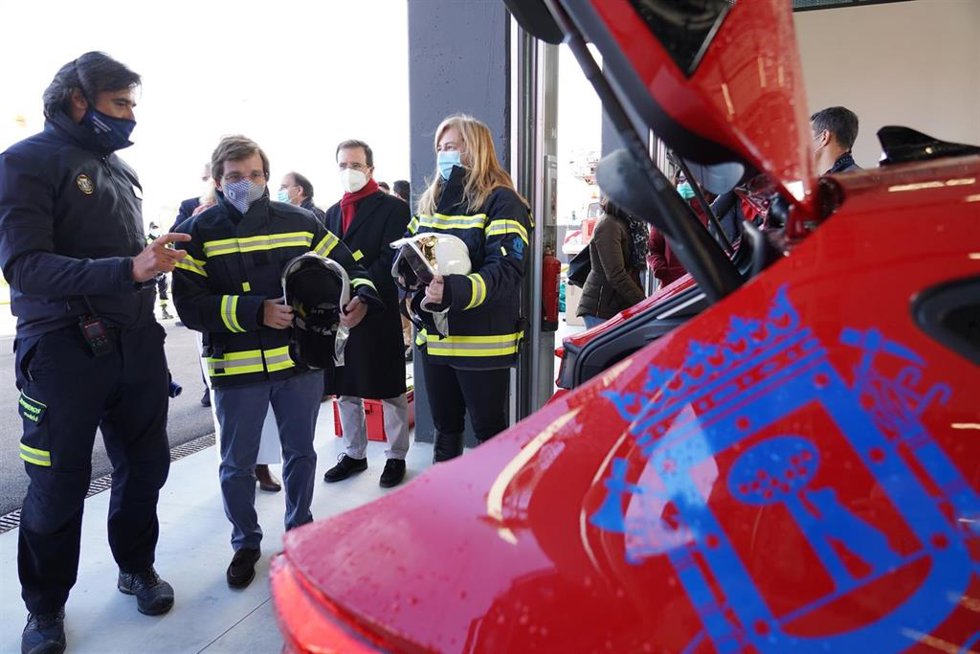 El alcalde, José Luis Martínez-Almeida, y la delegada de Seguridad y Emergencias, Inmaculada Sanz, visitan el nuevo parque de Bomberos de Vicálvaro.