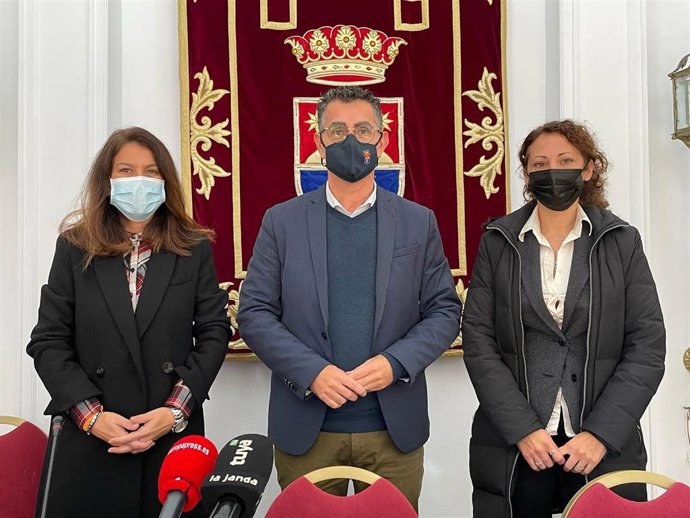 La delegada territorial de Turismo de la Junta en Cádiz, María Jesús Herencia, durante su visita a Barbate.