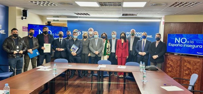 Representantes del PP y de policías y guardias civiles tras mantener una reunión