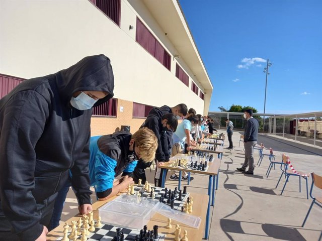 Alumnos del IES Carmen de Burgos de Huércal de Almería juegan una partida simultánea de ajedrez.