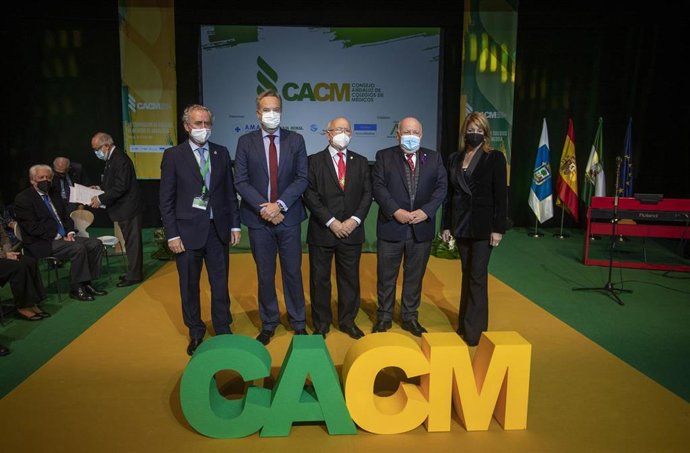 Autoridades se dan cita en Huelva en la VII Convención de Colegios de Médicos de Andalucía.