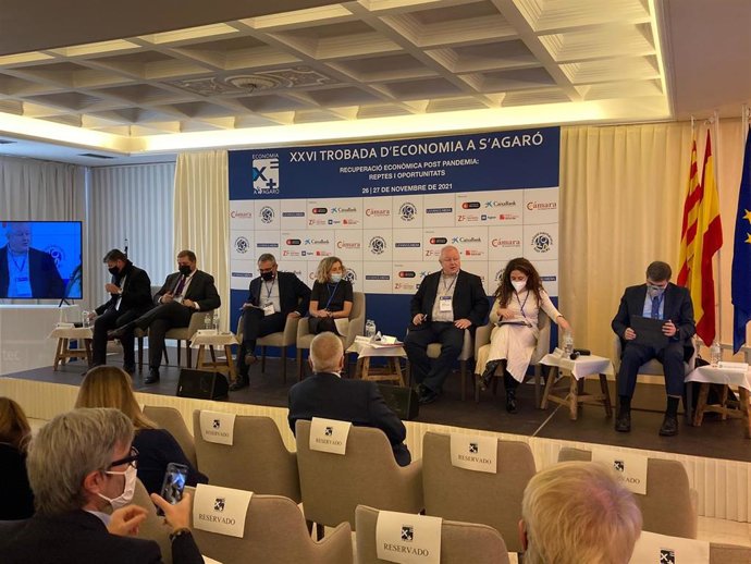 De izquierda a derecha: Antoni Cañete, Juan Manuel Serrano , Albert Martínez, Mariona Sanz, Ángel de la Fuente, Mercedes Caballero y Enrique Martínez en la XXVI Trobada dEconomia a SAgaró (Girona)