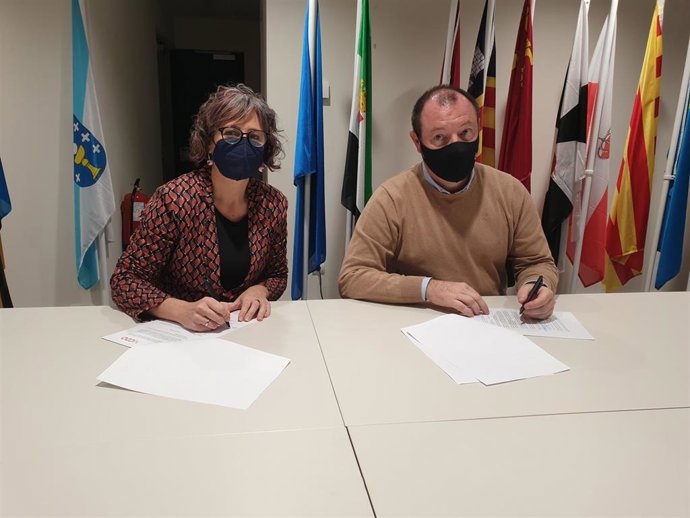 La consejera de Cultura y Deporte, Rebeca Esnaola, y Borja Osés, de la Liga de Empresas de Pelota a Mano (LEPM), firman el acuerdo