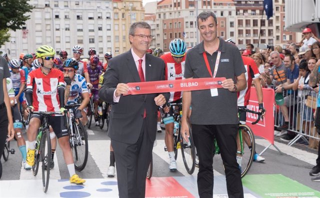 El alcalde de Bilbao, Juan Mari Aburto, en la etapa de 'La Vuelta' en 2019
