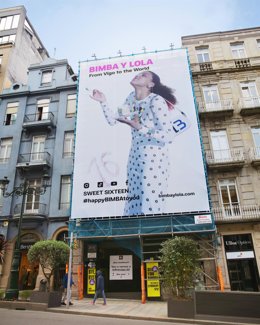 Archivo - Lona para celebrar el aniversario de Bimba y Lola