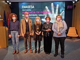 Castilla, en el centro, en una jornada organizada por Emasesa sobre violencia de género.