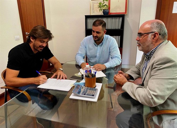 Archivo - El presidente de Ashotel, Jorge Marichal (i), en la firma de creación de la Sociedad limitada de la futura aerolínea de los hoteleros