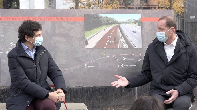 El diputado general de Bizkaia, Unai Rementeria, y el director general del Tour de Francia, Christian Prudhomme, han inaugurado las obras de la primera bicipista de Bizkaia, que conectará Amorebieta-Etxano con Iurreta y Durango.