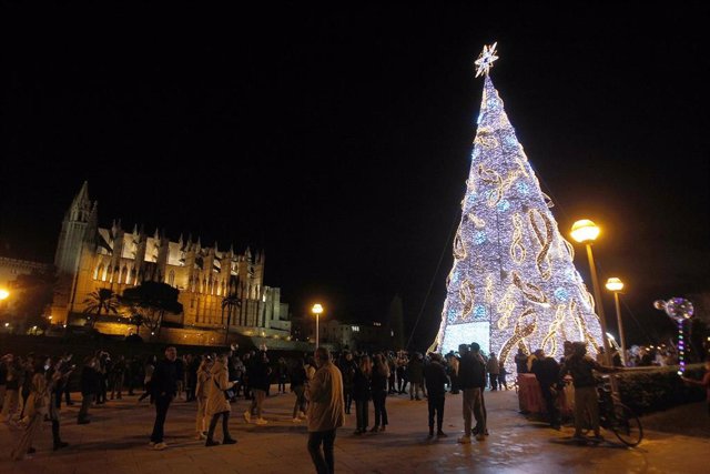 Un grupo de personas asisten al encendido de las luces de Navidad, en Palma. 