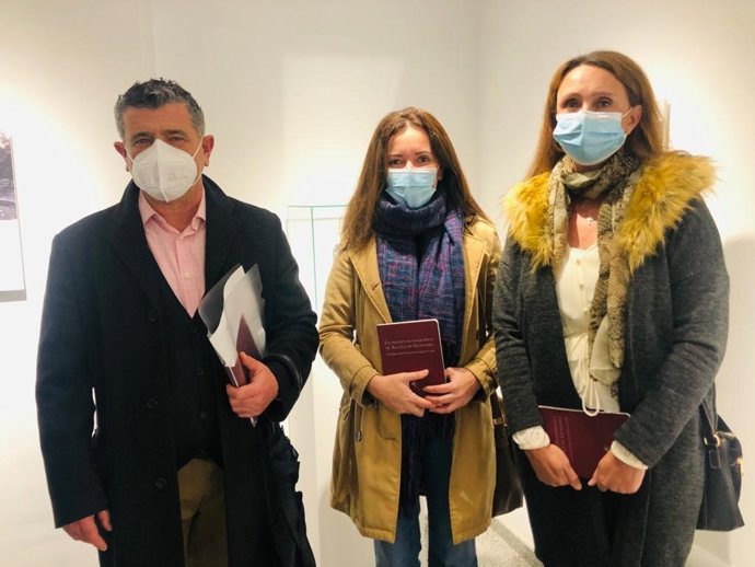 El alcalareño y director del Archivo Municipal de Sevilla, Marcos Fernández Gómez, junto a la delegada alcalreña de Patrimonio, Ángeles Ballesteros, e Inmaculada Molina.