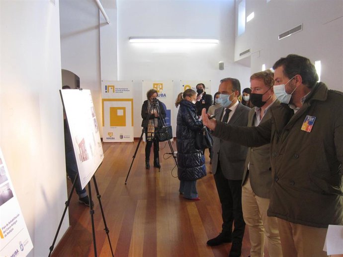 El alcalde, Ignacio Gragera, y el concejal de Inmuba, Eladio Buzo, presentan viviendas de El Campillo