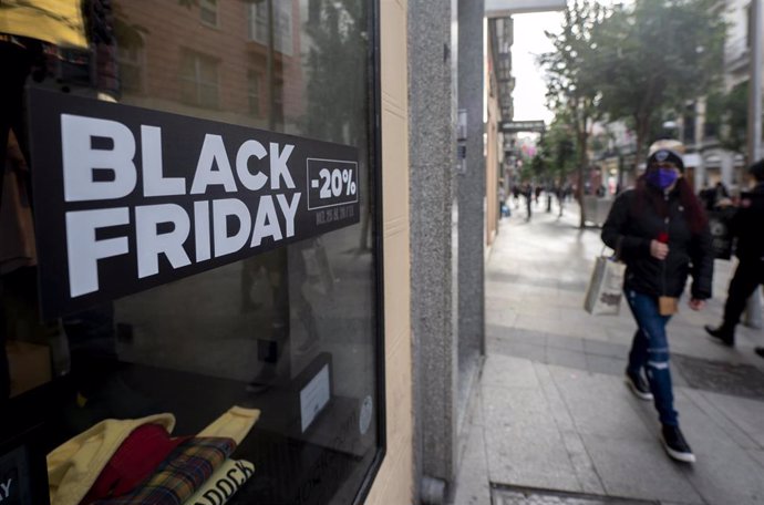 Un cartel publicitario anuncia rebajas con motivo del Black Friday, a 25 de noviembre de 2021, en Madrid (España). El Black Friday se celebra después del día de Acción de Gracias y se caracteriza por que en él se lanzan ofertas en los comercios de cara 