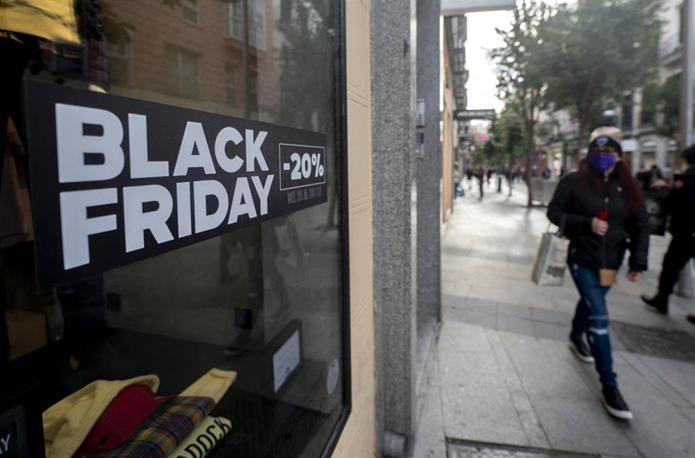 Un cartel publicitario anuncia rebajas con motivo del Black Friday, a 25 de noviembre de 2021, en Madrid (España). El Black Friday se celebra después del día de Acción de Gracias y se caracteriza por que en él se lanzan ofertas en los comercios de cara