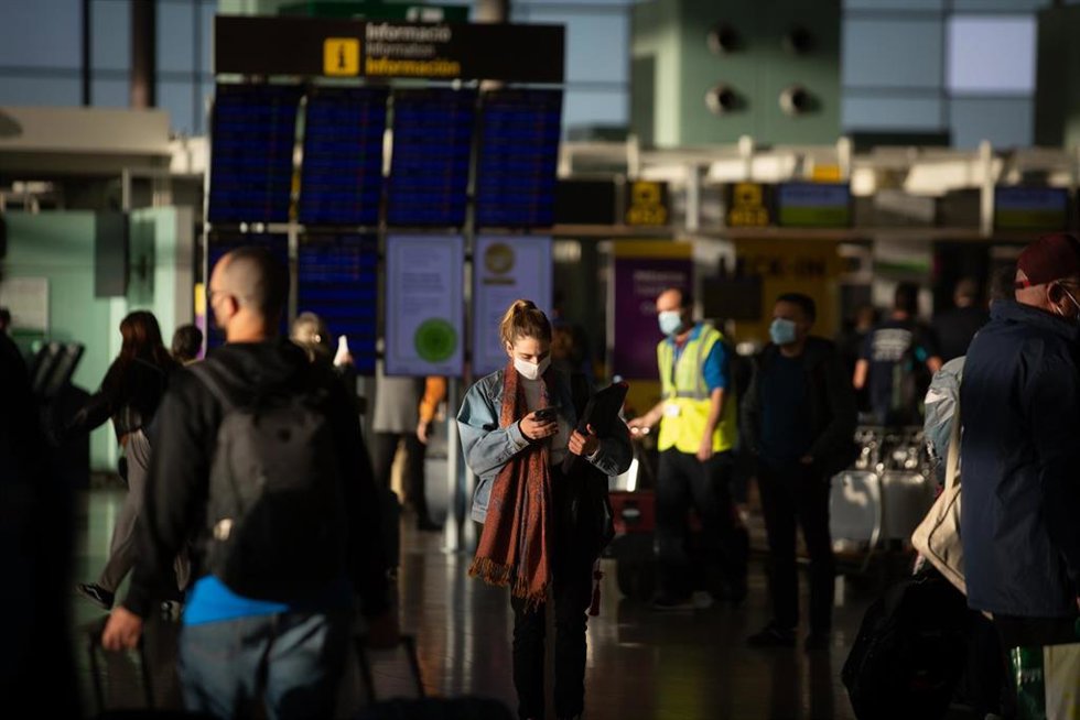Varios pasajeros con maletas en el aeropuerto de El Prat, a 19 de noviembre de 2021, en Barcelona, Cataluña (España). El aeropuerto de la red Aena es el primer aeropuerto en extensión y tráfico de Cataluña y el segundo aeropuerto con mayor tráfico de Es