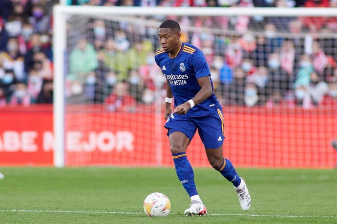 David Alaba conduce la pelota durante el Granada-Real Madrid