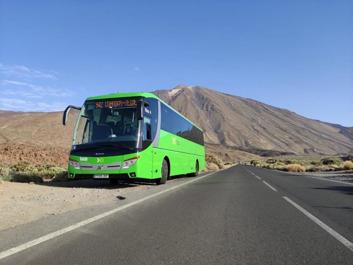 Imagen de una guagua de Titsa que cubre la nueva ruta por el interior del Parque Nacional del Teide