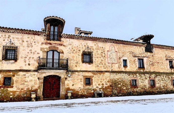 Uno de los edificios emblemáticos del municipio de Medinaceli con una capa de nieve, a 23 de noviembre de 2021, en Medinaceli, Soria, Castilla y León (España). Castilla y León y Castilla La-Mancha son dos de las seis comunidades que se encuentran en ale