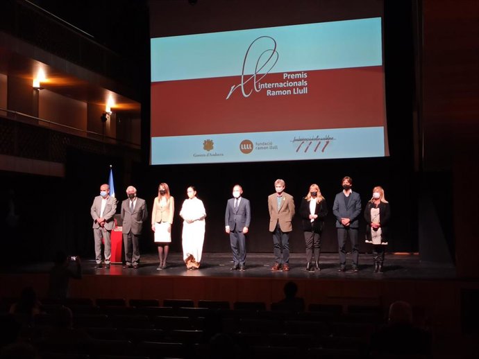 Premiados y autoridades posan en la foto de familia de la 9a edición de los Premios Ramon Llull.