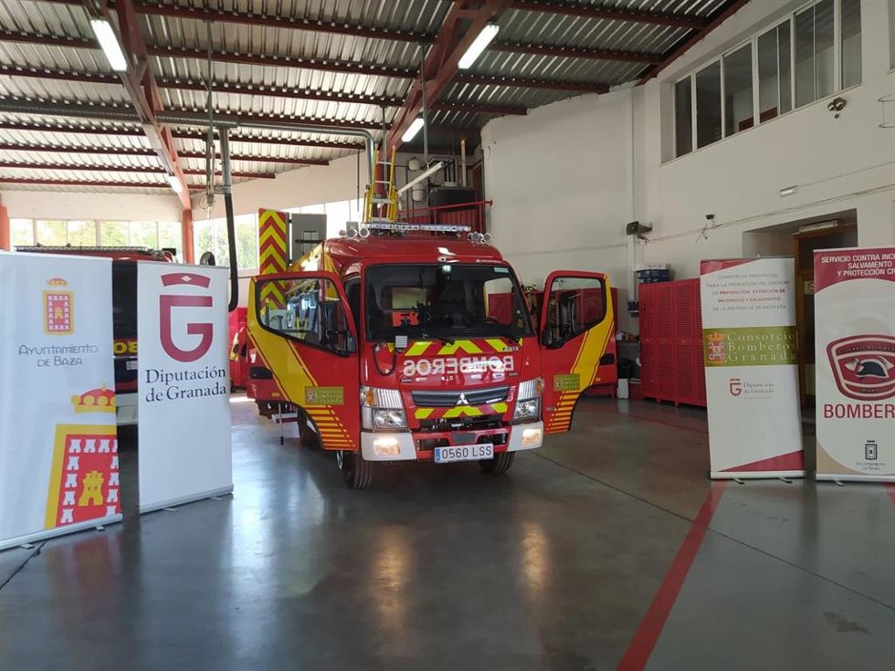 Archivo - El Consorcio Provincial dota el Parque de Bomberos de Baza (Granada) de un nuevo vehículo para zonas de difícil acceso, en imagen de archivo