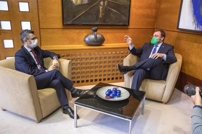 El ministro de la Presidencia, Relaciones con las Cortes y Memoria Democrática, Félix Bolaños, y el presidente del Principado de Asturias, Adrián Barbón 