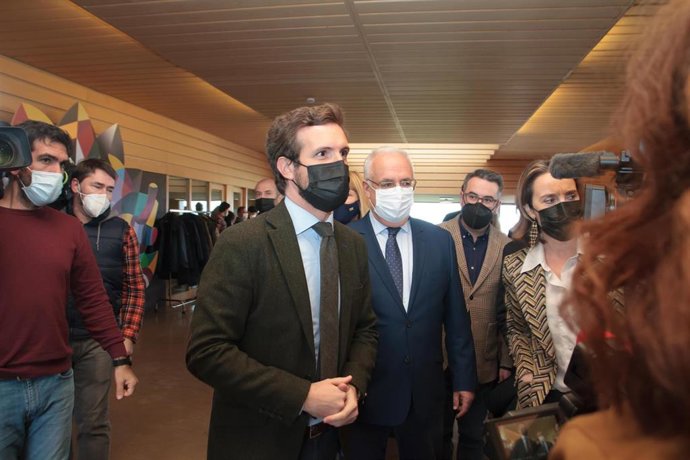 El presidente del PP, Pablo Casado, junto a la portavoz, Cuca Gamarra, y el presidente del PP riojanao, Jose Ignacio Ceniceros