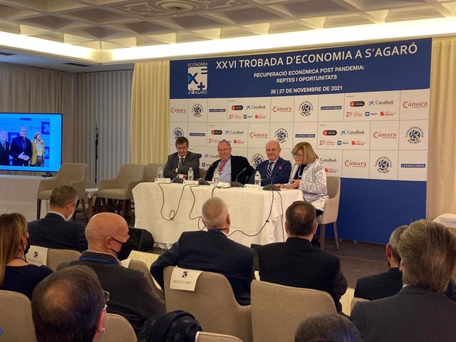 El vicepresidente del Banco Central Europeo, Luis de Guindos, en el centro, en un encuentro económico en S'Agaró (Girona).