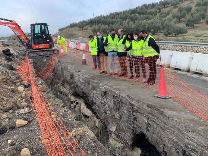 Casanueva (2 dcha.) en la visita a las obras de emergencia en la A-318.