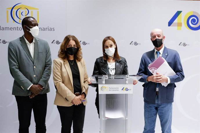 La secretaria de Organización del PSOE de Canarias, Nira Fierro, los diputados Tamara Raya y Luc André Diouf y el senador autonómico Santiago Pérez