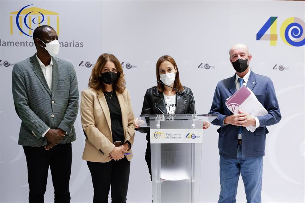 La secretaria de Organización del PSOE de Canarias, Nira Fierro, los diputados Tamara Raya y Luc André Diouf y el senador autonómico Santiago Pérez