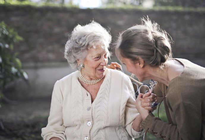 Madre anciana e hija