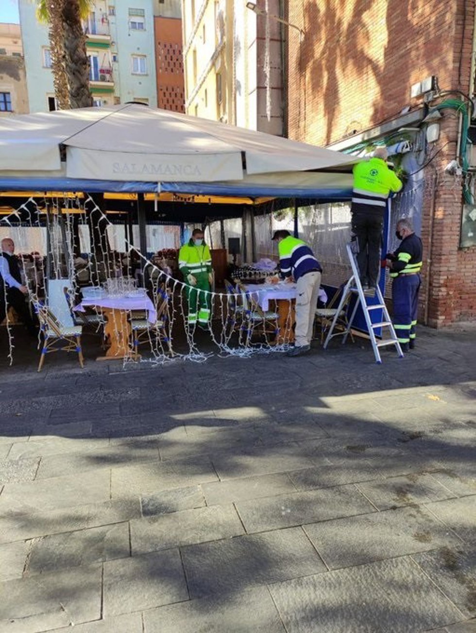 Operarios municipales retiran elementos de la terraza del restaurante Salamanca de la Barceloneta