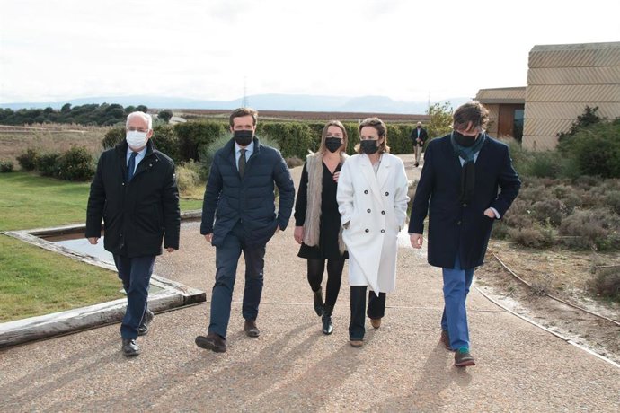El líder del PP, Pablo Casado (2i), y la portavoz parlamentaria del PP, Cuca Gamarra (d), durante una visita a las Bodegas Campo Viejo, a 26 de noviembre de 2021, en La Rioja, Logroño, (España).